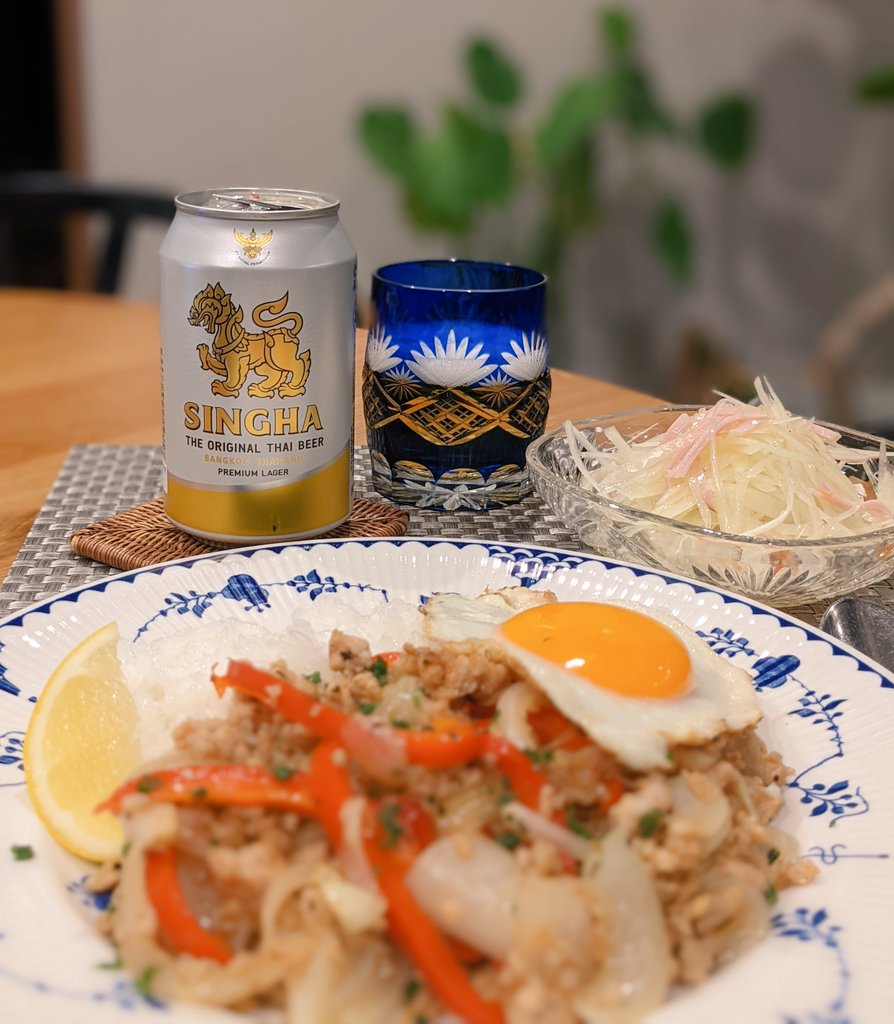 t_yassi's tweet photo. 今夜はアジアン。。
ガパオライスとグリーンパパイヤサラダで。。気分だけは暑い国です☺️
本日のおビール
SINGHA
PREMIUM LAGER
ALC 5%
安定の飲みやすさです。泡の細かさもスムーズで好き✨
日曜の夜にかんぱいで~す🍺
#SHINGHA https://t.co/Kb6XnZGQ8z