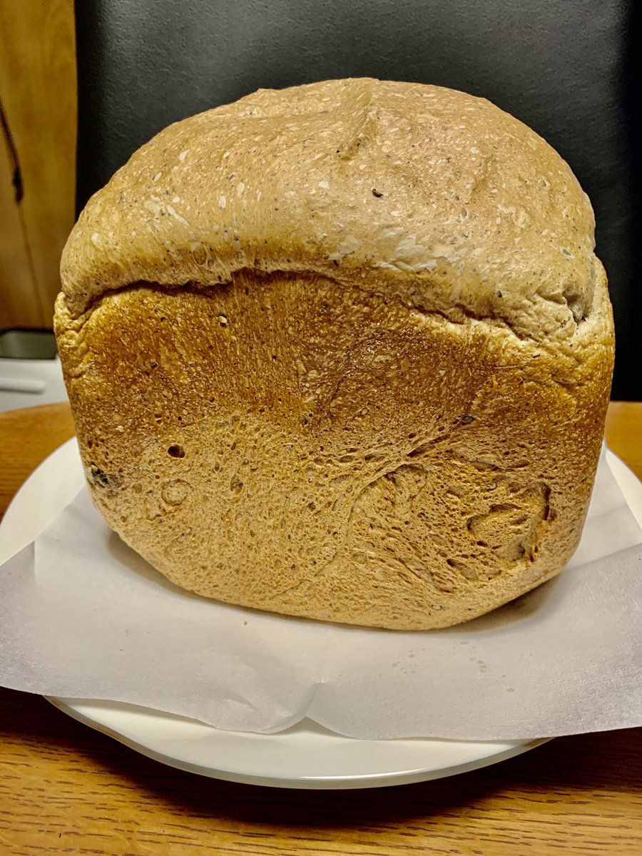 AKIFUTURE's tweet photo. 黒胡麻入り食パン🍞、出来上がり〜☆ https://t.co/jlYUplsZ3T