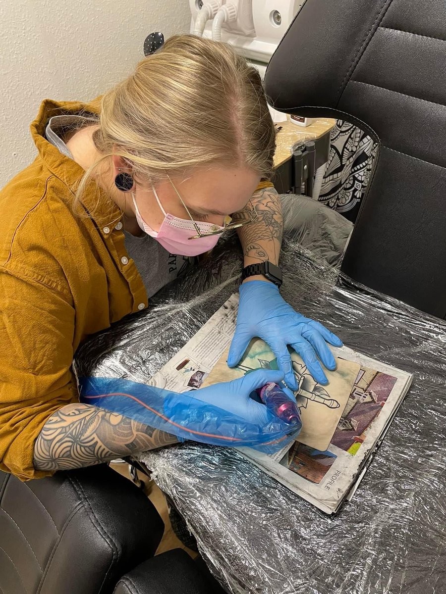 cerysjayneb's tweet photo. First tweet of the year🙏🏼 go check out my tattoo insta because i’m killing it right now🖤 https://t.co/KZd7qwuINm