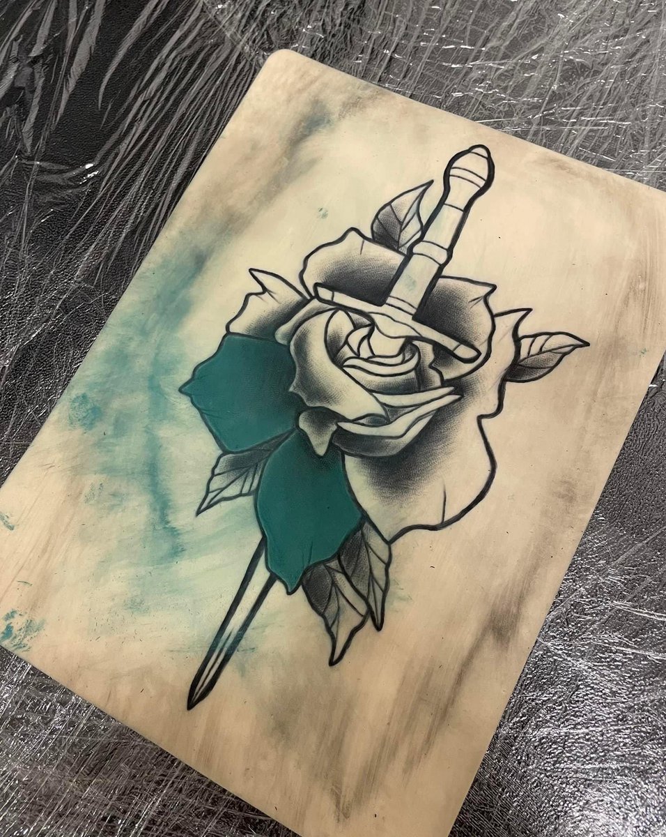 cerysjayneb's tweet photo. First tweet of the year🙏🏼 go check out my tattoo insta because i’m killing it right now🖤 https://t.co/KZd7qwuINm