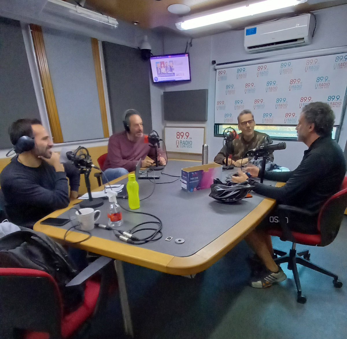 Spoilers899's tweet photo. #Spoilers 
#AIREEE 
Hoy programón hasta las 10 en 📻 @radioconvos899 

Con @danimalna @gbazzan @MThieberger @eze_navarro 
Detrás del vidrio el cupo femenino @julibondi @diaz_evangelina https://t.co/6T0AbRYRgW
