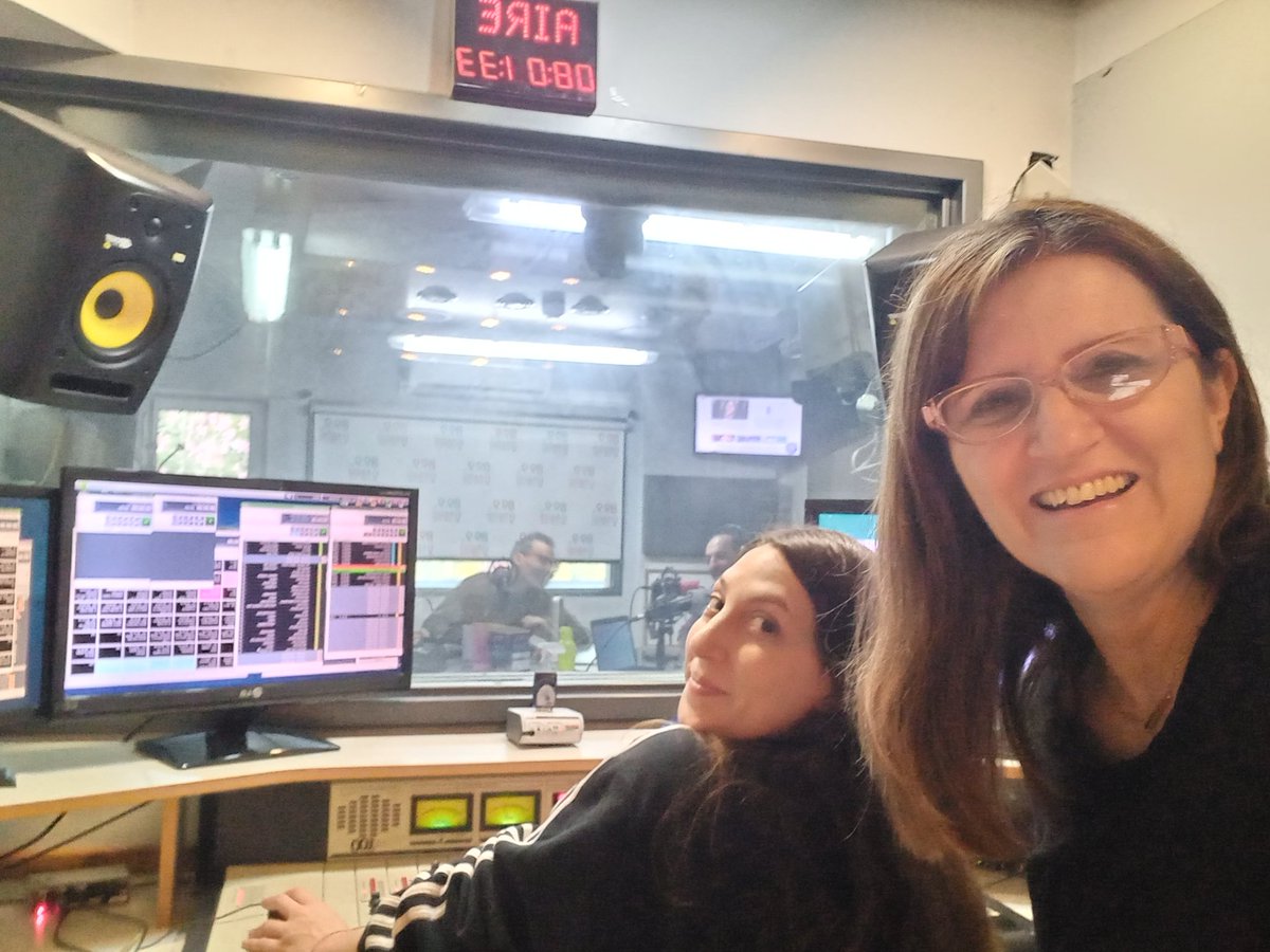 Spoilers899's tweet photo. #Spoilers 
#AIREEE 
Hoy programón hasta las 10 en 📻 @radioconvos899 

Con @danimalna @gbazzan @MThieberger @eze_navarro 
Detrás del vidrio el cupo femenino @julibondi @diaz_evangelina https://t.co/6T0AbRYRgW