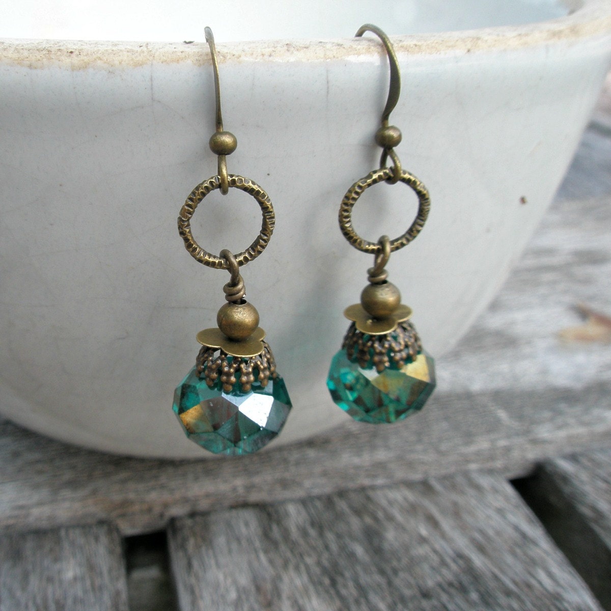 stoneberri's tweet photo. Emerald Green Dangles https://t.co/1cNSYUvUqa #Stoneberri #Etsy #GreenDangles https://t.co/xw8y4KPvAc