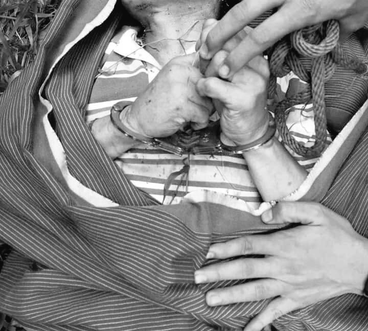 Chanapai247's tweet photo. Tw// death
Medical orderly U Lynn Maung, who had been abducted since 3 days ago in #TaungPyaut administrative unit of #ThayetChaung township was found MURDERED in handcuffs this morning. His dead body showed that he had been brutally beaten by junta troops ...1/2
#2022Apr3Coup https://t.co/dp7YD3i9Pp