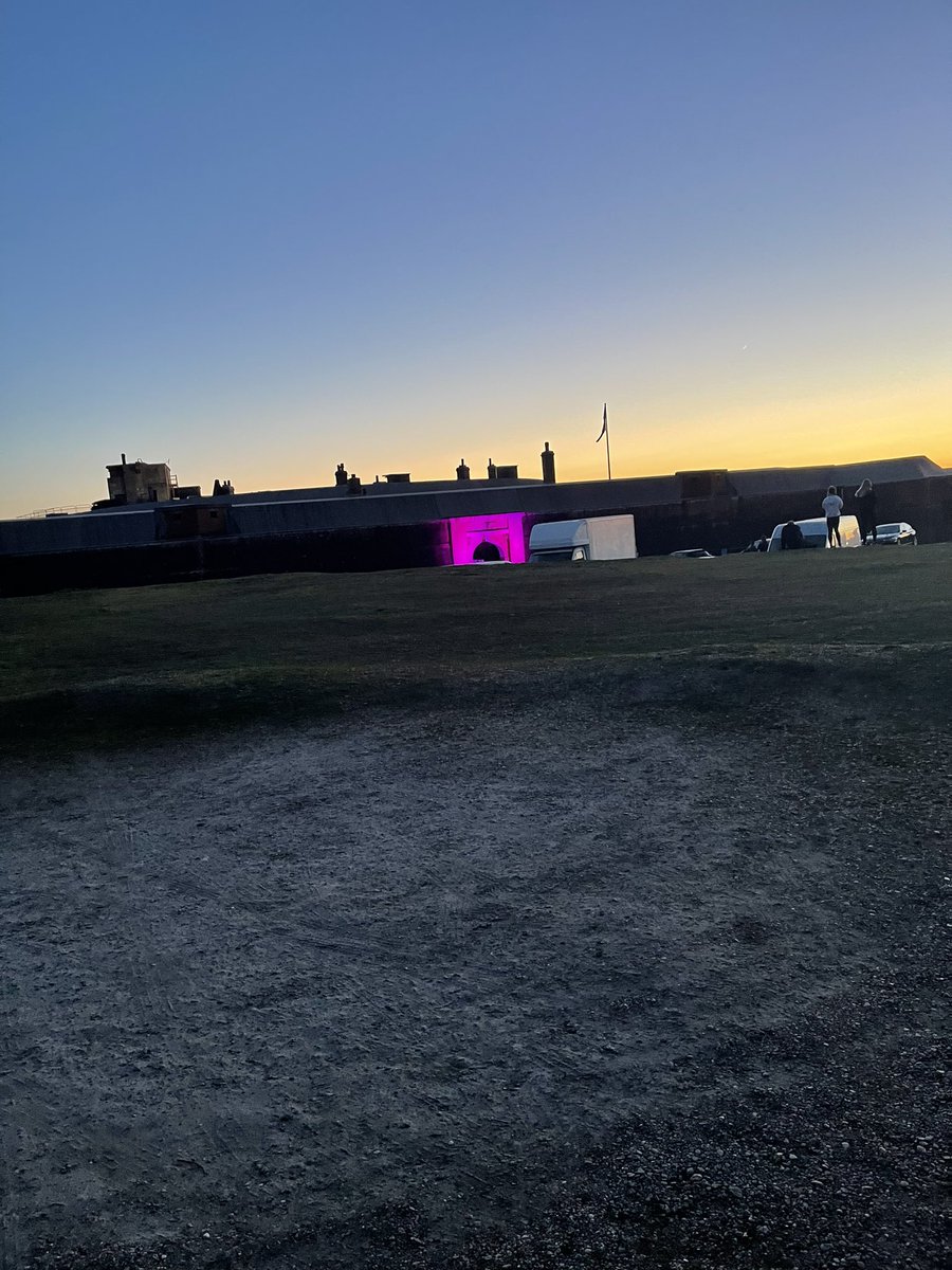 Antndecfandom's tweet photo. Can’t believe the sofa was so close #languardfort #felixstowe and I got halfway through the queue and turned away @antanddec @itvtakeaway x #sofawatch https://t.co/WPH9AEyABx