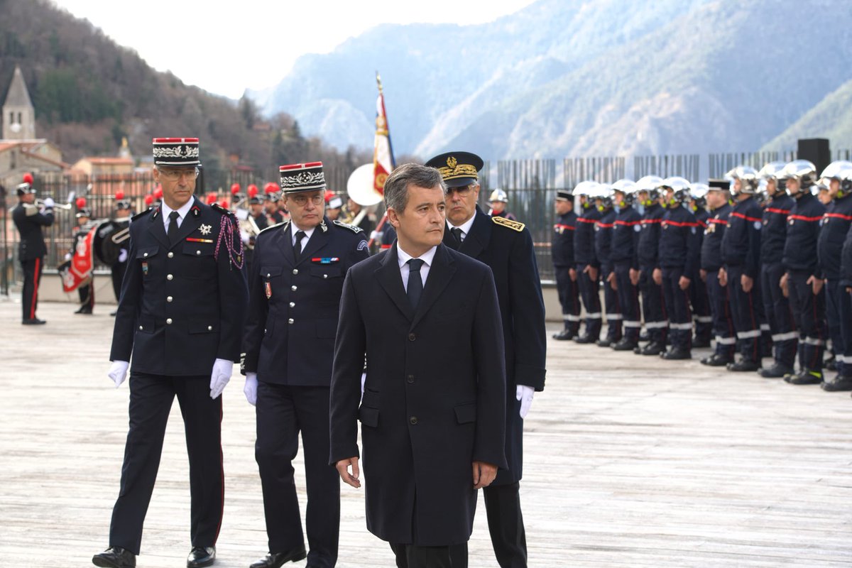 SecCivileFrance's tweet photo. ⚫️🇫🇷 Le directeur général est à Saint-Martin-Vésubie (06) aux côtés du ministre de l'Intérieur pour rendre hommage au caporal Loïc Millo, décédé en service lors de la #TempêteAlex en 2020.
Loïc Millo a été cité à l'ordre de la Nation et fait chevalier de la Légion d'honneur. https://t.co/lF0V9t0nRr