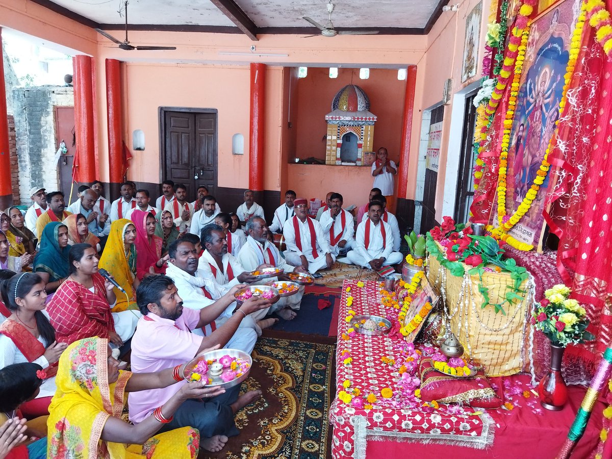 shivhare1995's tweet photo. नशामुक्त समाज, खुशहाल समाज निर्माण हेतु समपन्न हुईं जिलास्तरीय जनजागरण मासिक महाआरती क्रम हमीरपुर
आयोजक भगवती मानव कल्याण संगठन शाखा हमीरपुर
महाआरती में सैकड़ों लोगों को दिलाया नशे मांस से मुक्त चरित्रवान जीवन जीने का संकल्प
@KamleshDixitIPS @dmhamirpurup @poojabmks @bstvlive https://t.co/nwHVF77xhR