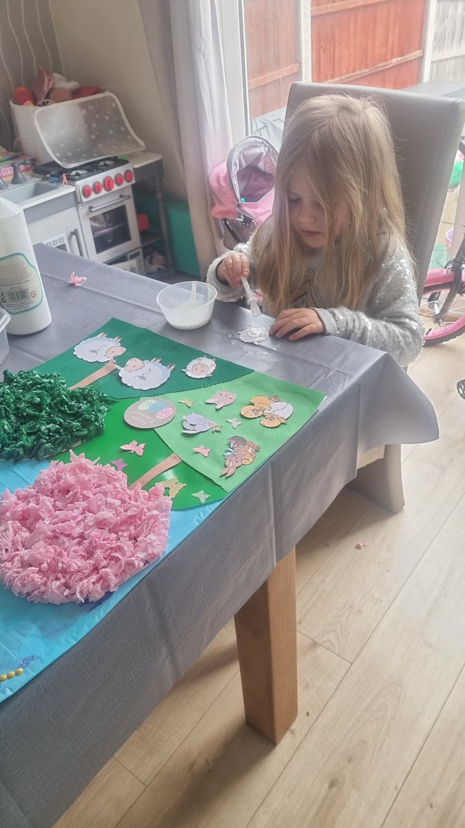 Debward86's tweet photo. Millie really enjoyed creating her #spring poster https://t.co/DtRISSlZ5Z