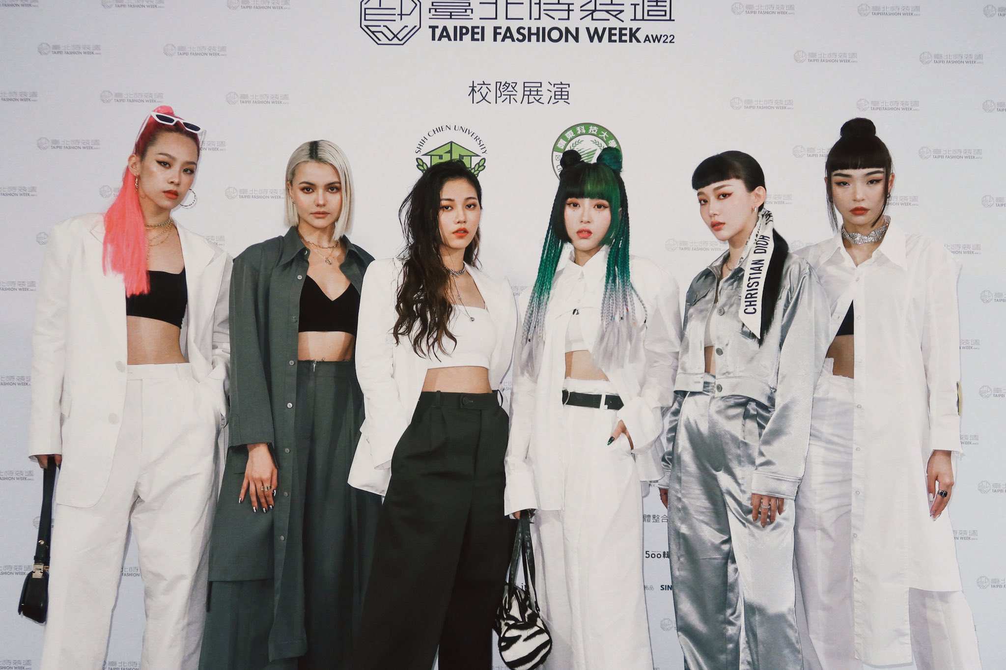 FPantiWakAMlPD9?format=jpg&name=large