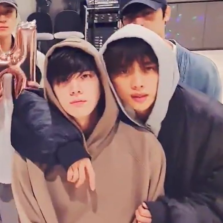 thinkabtsun's tweet photo. sunwoo clinging to younghoon<3 https://t.co/LDslHgEkIF