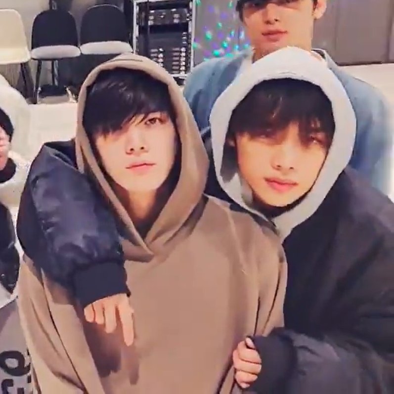 thinkabtsun's tweet photo. sunwoo clinging to younghoon<3 https://t.co/LDslHgEkIF