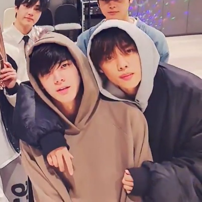 thinkabtsun's tweet photo. sunwoo clinging to younghoon<3 https://t.co/LDslHgEkIF