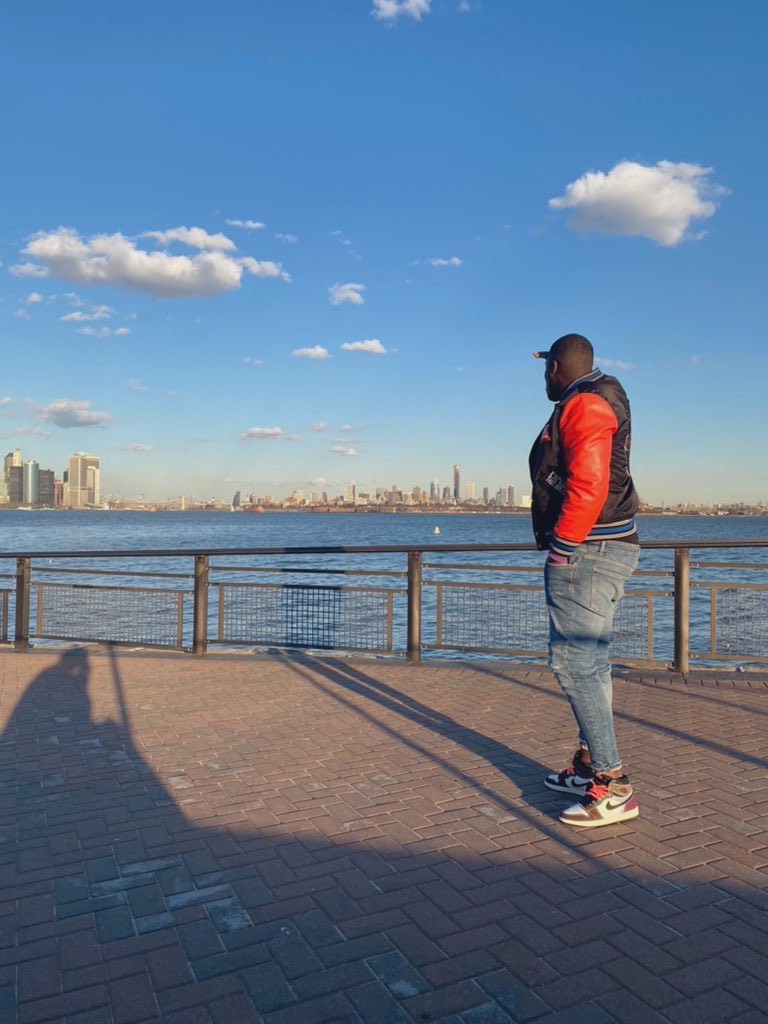 KriiKouuz243RDC's tweet image. Nouvelle Jordan aux pieds j’aimerais toucher le ciel 🗽🇺🇸 #TimesSquare #StatueOfLiberty #BrooklynBridge  #BrooklynNets #BarclaysCenter