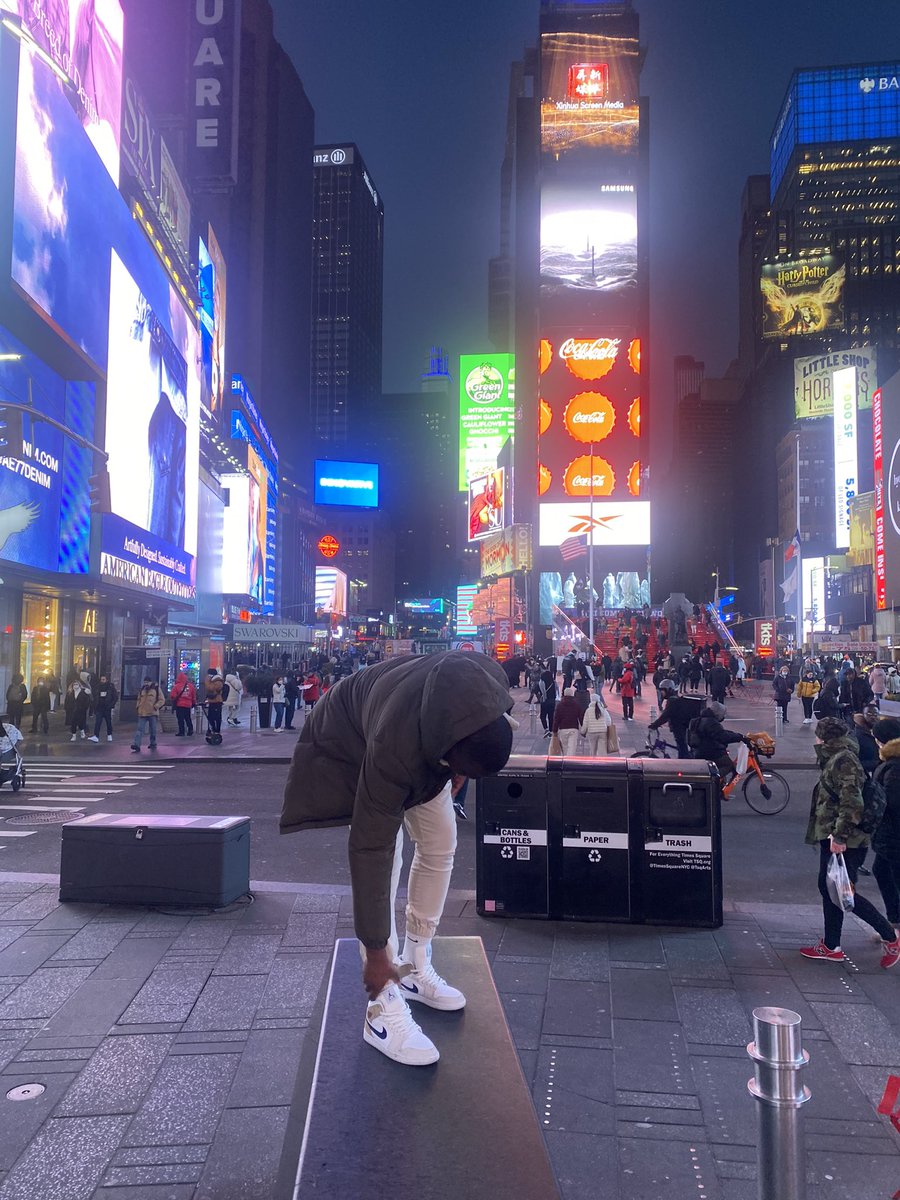 KriiKouuz243RDC's tweet image. Nouvelle Jordan aux pieds j’aimerais toucher le ciel 🗽🇺🇸 #TimesSquare #StatueOfLiberty #BrooklynBridge  #BrooklynNets #BarclaysCenter