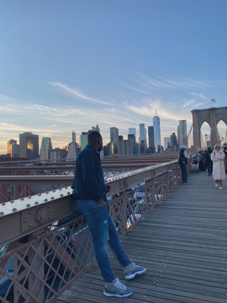 KriiKouuz243RDC's tweet image. Nouvelle Jordan aux pieds j’aimerais toucher le ciel 🗽🇺🇸 #TimesSquare #StatueOfLiberty #BrooklynBridge  #BrooklynNets #BarclaysCenter
