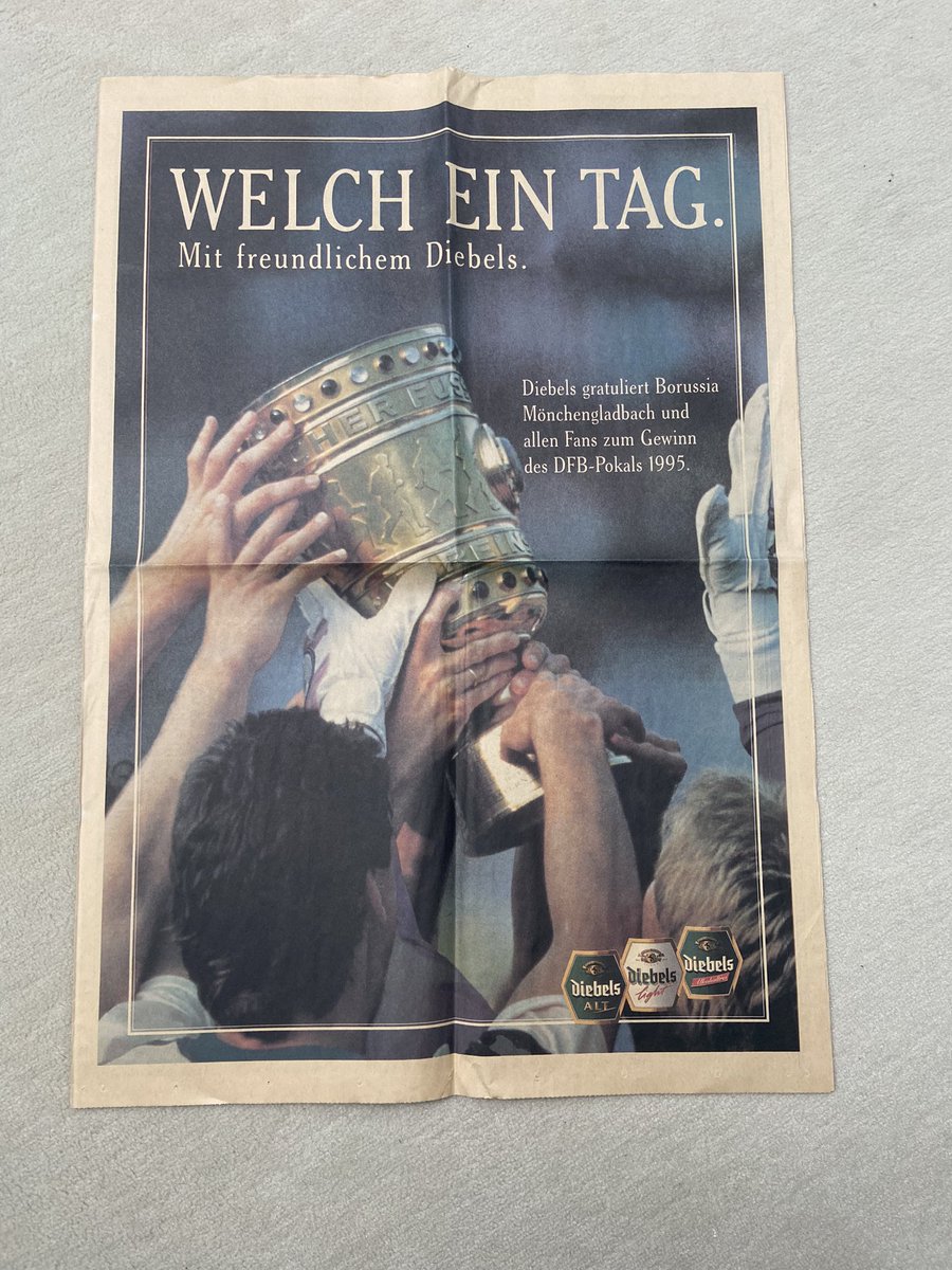 peterbahner's tweet photo. Diese Anzeige schaltete #Diebels 1995 zum Pokalsieg unserer @borussia .
Aber: Für mich sind das keine Gladbacher Spieler auf dem Bild.
Der Spieler im Vordergrund ist m.E. Rune #Bratseth von @werderbremen .
Was meint ihr? Und wer sind dann die anderen? https://t.co/OktcujDCMN
