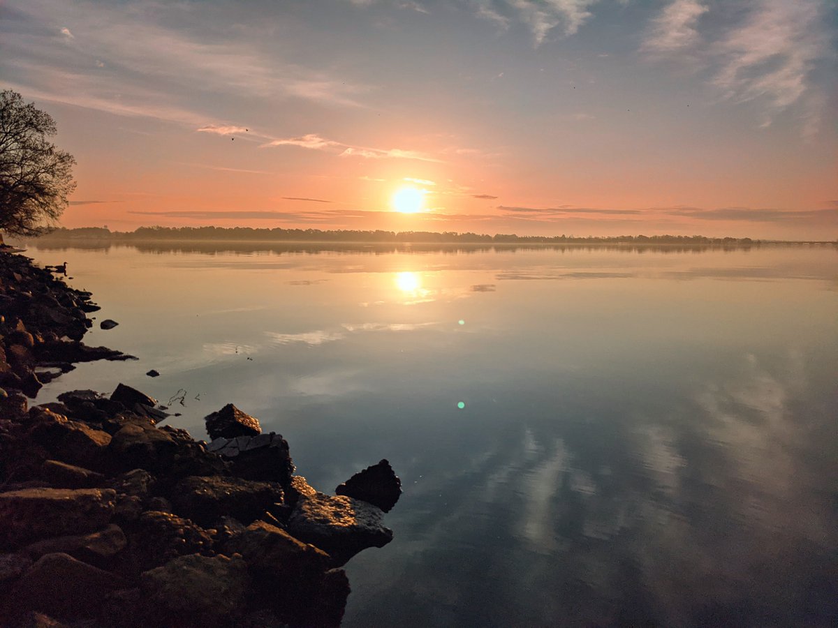 VisitNewBern's tweet photo. If you find the photos relaxing, imagine what it would be like to be here. Schedule your getaway to New Bern. #getawayweekend #sunrise #outdoors ๐ท Tom Whitwam https://t.co/Zu9ycyMA67