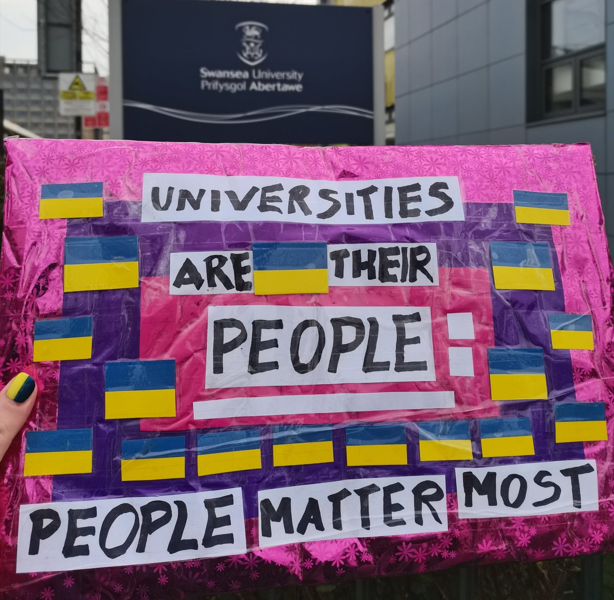KAFender_Oxford's tweet photo. Thanks to all staff, students + members of other unions (+all dogs &amp; babies who came along) for the camaraderie on the pickets over the last few weeks. It's been fantastic to speak with you all.  We are the University.✊

@ucu @UCUWales @SwanseaUcu @students_staff #OneOfUsAllOfUs https://t.co/JYo2ZzBoHq