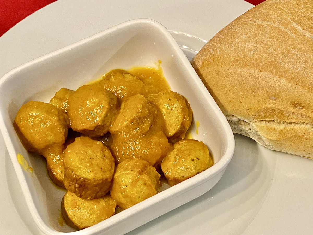 hoomygumb's tweet image. Currywurst-Frühstück in gelb-orange. Sprich, eine weiße Bratwurst mit Kürbis-Mango-Sauce zum Klippenecker. Schönen Sonntag! 😎