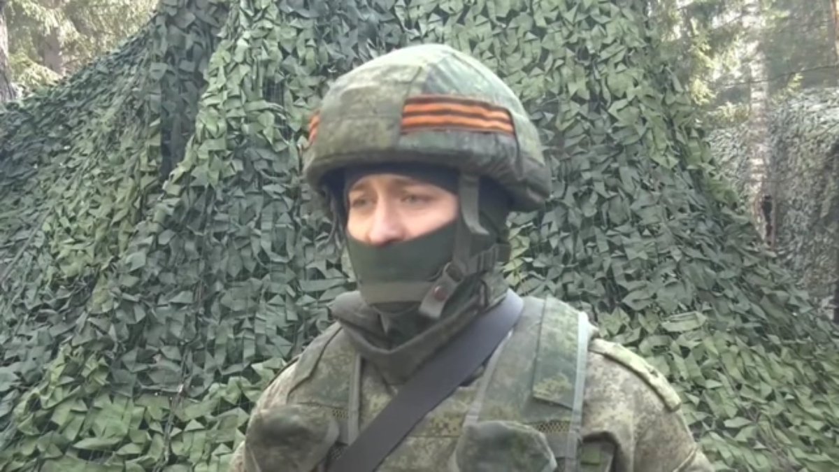 mwpotocki's tweet photo. Aleksiej Szabulin z rosyjskiej piechoty morskiej dwa dni tematu opowiadał telewizji Zwiezda o "zaczistce" okolic Buczy. To on jest jednym z oficerów bezpośrednio odpowiedzialnych za zbrodnie na tym terenie. https://t.co/PSqxM3d88q
