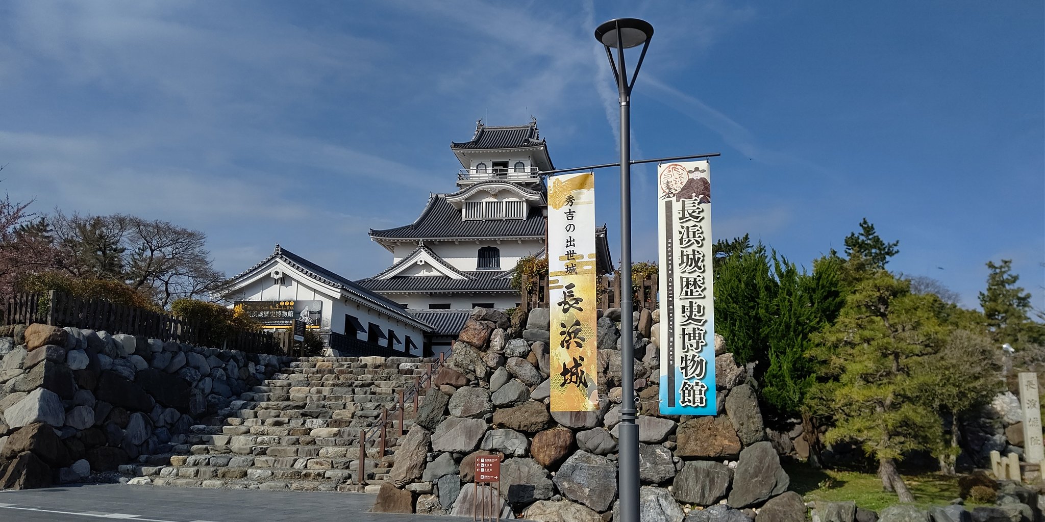 長浜城歴史博物館 長浜城再オープン2日目は 記念イベントを実施しました 長浜城 築城にまつわる人柱伝説を題材にした創作オペラ しのぶときく から 長浜市民創造オペラ合唱団の皆さんによるステージ 元館長 太田浩司さんの青空講演会 友の会