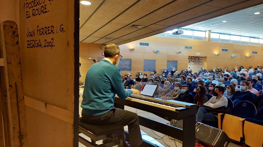 EMMBerga's tweet photo. Avui hem participat a l’homenatge que s’ha fet a la ciutat de Berga al pintor Joan Ferrer amb els alumnes del @cmpirineus que van crear obres musicals a partir de les pintures de l’artista berguedà. (📷 Maite Flores @AjuntamentBerga) @socjoanferrer https://t.co/Zyz6MON5WK