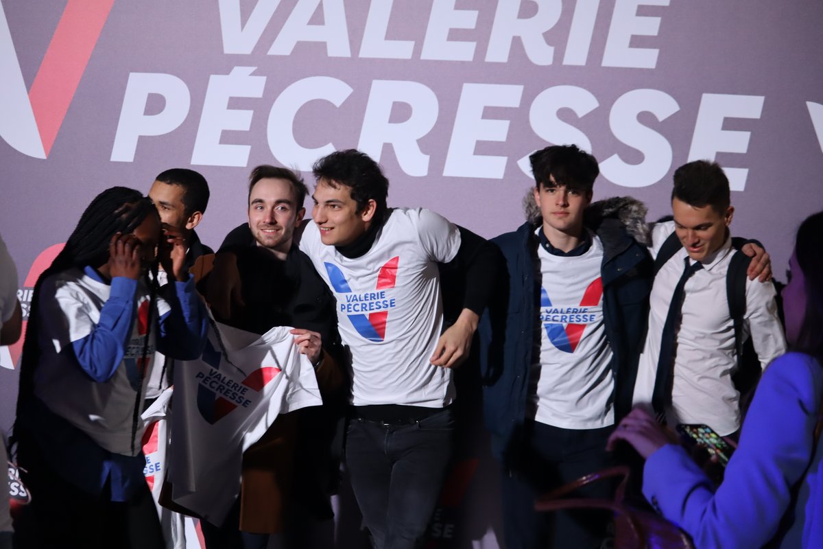 lesRepublicains's tweet photo. 🔴 Dans quelques minutes, suivez le grand rassemblement autour de @vpecresse à la Porte de Versailles ➡️ https://t.co/hRzBa0Y9ie

#PécressePrésidente https://t.co/KgxSrwxI7F