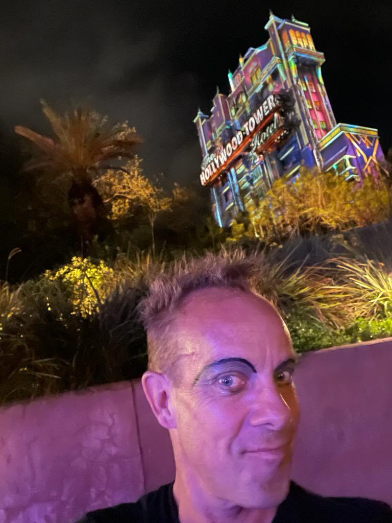 Performing at Walt Disney World today!! 

Who's up early? 🔔

If you're not doing anything this morning please "drop" by and say hi 😄

#waltdisney #disneyworld #disneyland #hollywoodstudios #disney #rundisney #disneyrun #towerofterror #castinbronze #florida #waltdisneyworld