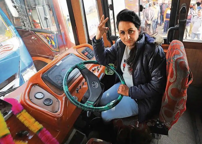 JagbaniOnline's tweet photo. ਜੰਮੂ-ਕਸ਼ਮੀਰ ਦੀ ਇਹ ਮਹਿਲਾ ਬਣੀ ਕੁੜੀਆਂ ਲਈ ਰੋਲ ਮਾਡਲ, ਕਦੇ ਚਲਾਉਂਦੀ ਸੀ ਭਾਰੀ ਵਾਹਨ
https://t.co/GjaMXxnw5P
#HeavyVehicleDriver #PoojaDevi #RoleModel #JammuAndKashmir #WomenEmpowerment #KashmirKhadiAndVillageIndustriesBoard https://t.co/VkzD75uknZ