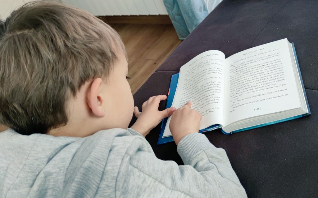 pau__pp's tweet photo. Samuel ya disfruta de sus libros de #alexcolt. Casi 5 años después de la dedicatoria de @JuanGomezJurado ya empieza a desentrañar los misterios de la nave espacial MADRE 😍😍😍 https://t.co/HWZpSs0Yfe