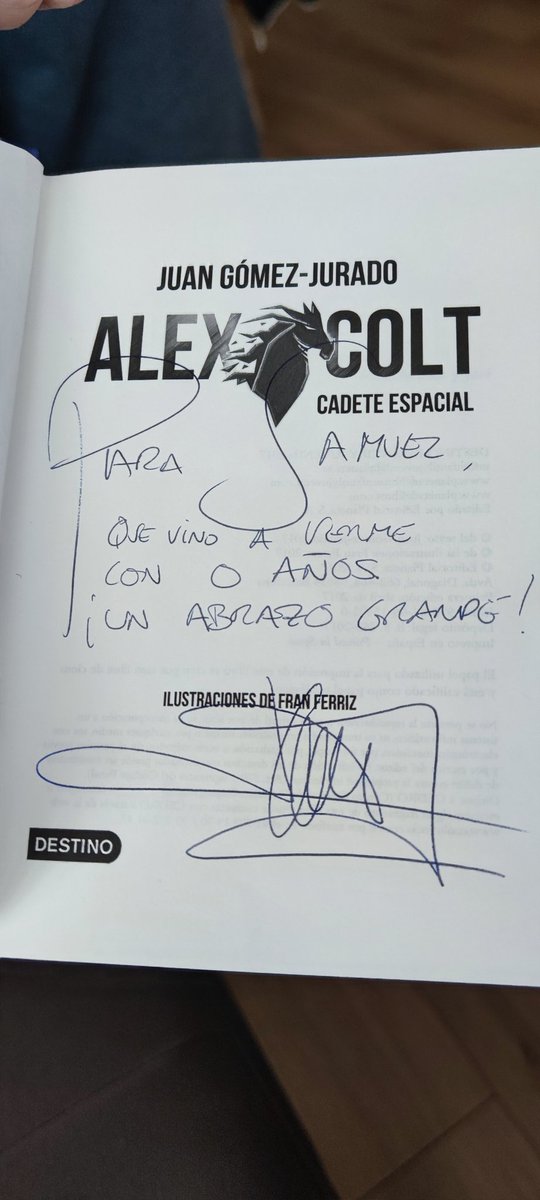 pau__pp's tweet photo. Samuel ya disfruta de sus libros de #alexcolt. Casi 5 años después de la dedicatoria de @JuanGomezJurado ya empieza a desentrañar los misterios de la nave espacial MADRE 😍😍😍 https://t.co/HWZpSs0Yfe