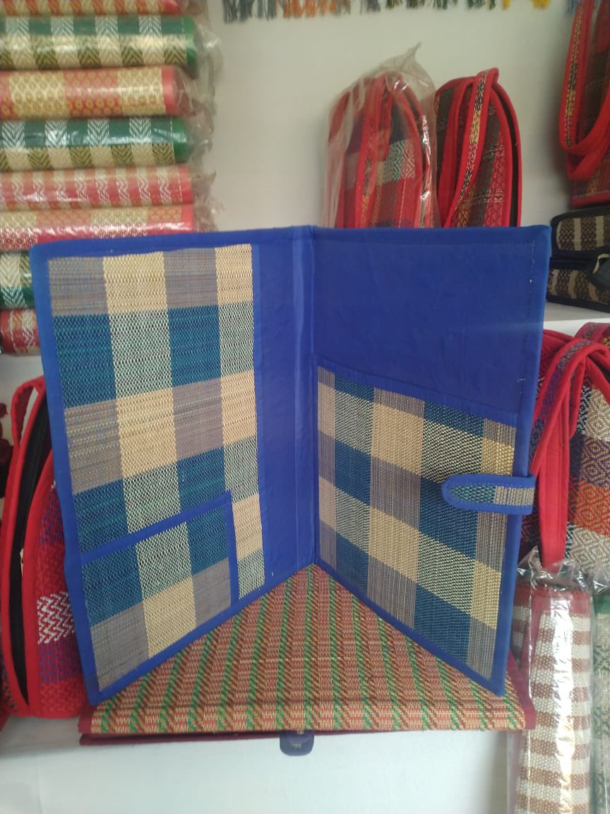 mansinimbhal's tweet photo. Visited Toshali Mela yesterday with my team. Happy to see so many artisans finding this wonderful opportunity to market their products.

A must visit for all handicraft and handloom lovers.
Kudos to Shubha mam and team @HTH_Odisha 
Team Pic at VDVK Agnikumari stall, Mayurbhanj https://t.co/xyXHWnd9m0