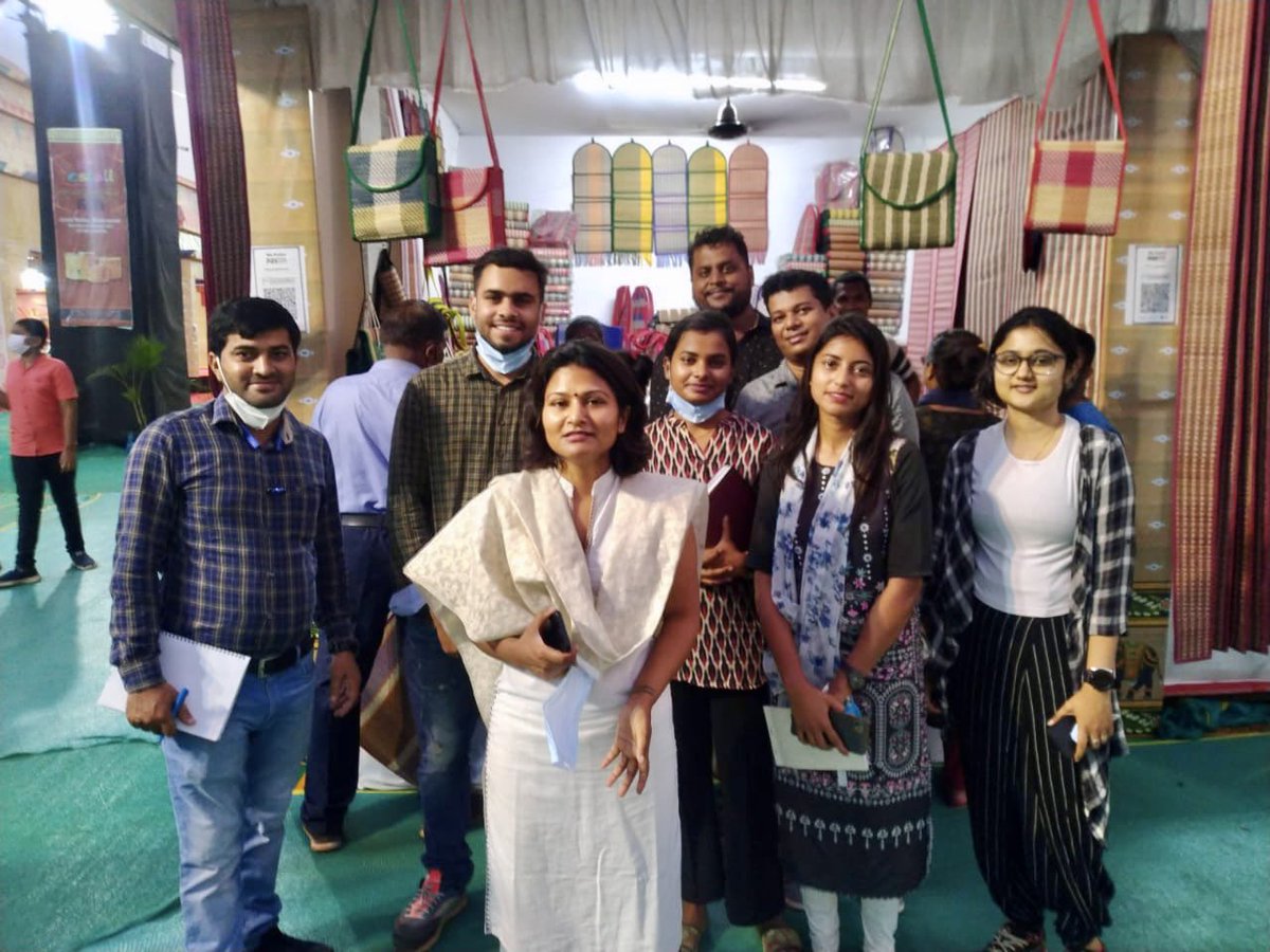 mansinimbhal's tweet photo. Visited Toshali Mela yesterday with my team. Happy to see so many artisans finding this wonderful opportunity to market their products.

A must visit for all handicraft and handloom lovers.
Kudos to Shubha mam and team @HTH_Odisha 
Team Pic at VDVK Agnikumari stall, Mayurbhanj https://t.co/xyXHWnd9m0