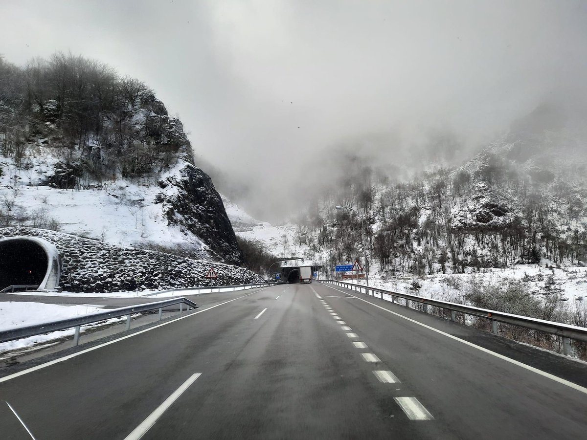 Manu_Vampa's tweet photo. Asturias-León, a las fotos las separa un túnel y 15 minutos de diferencia.
#Negron #Ap66 #Asturias #leonesp https://t.co/uiGYZ6CfvW