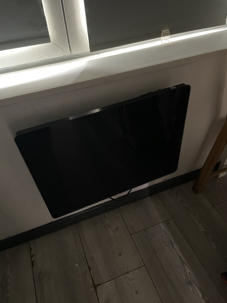 taofcn's tweet photo. @airbnb_fr la tv marche comment? https://t.co/YKdVUxM0nM
