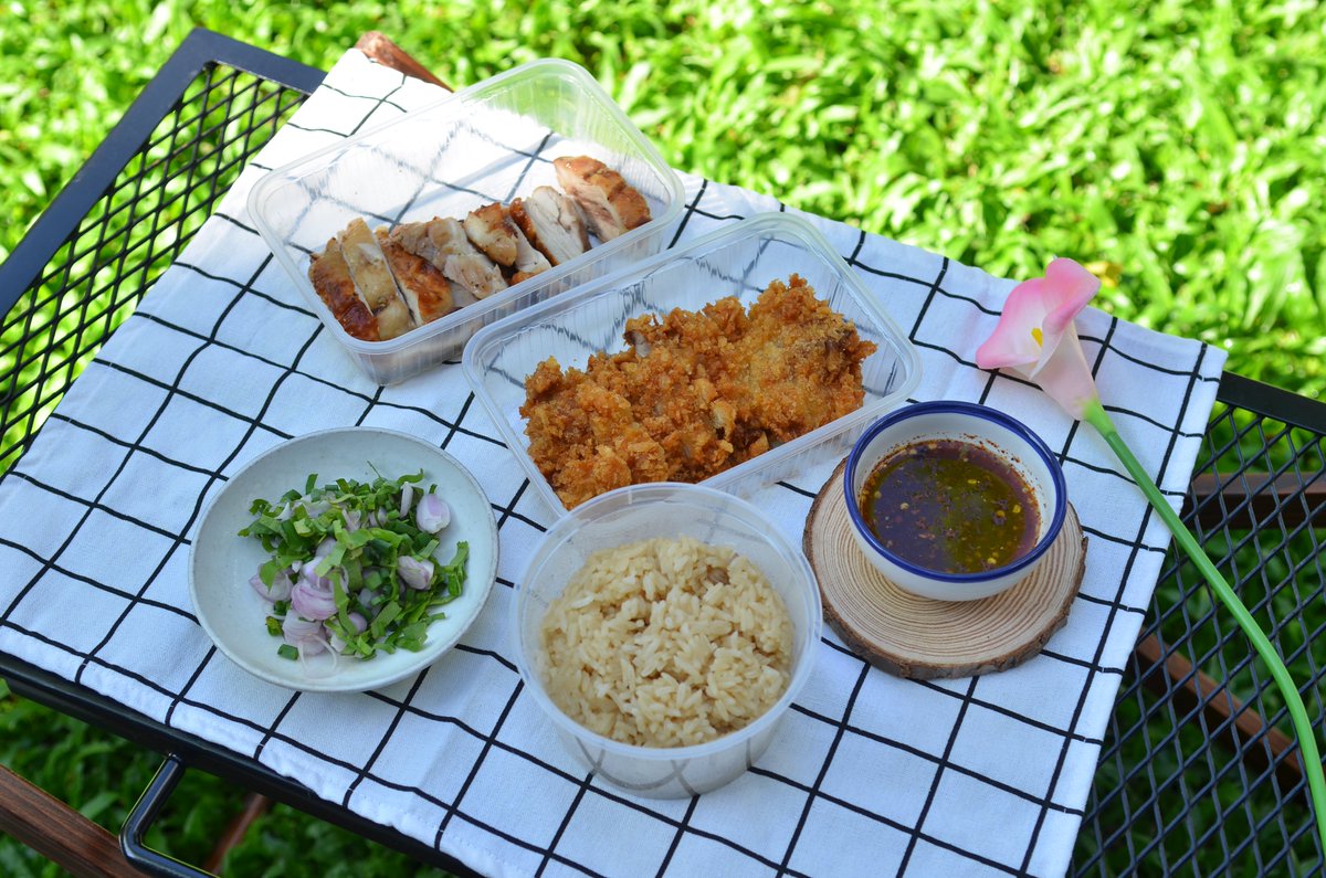 BlogFangrio's tweet photo. อวยยศร้านข้าวมันไก่สิงคโปร์ลับ ๆ ไก่ฉ่ำ เนื้อเด้งทุกคำ เด็ดที่สุดคือน้ำจิ้ม 3 ชนิด! 
��ั่งผ่าน Robinhood ตรงปกราคาไม่แพง ไก่ต้มสับ ไซส้ M ครึ่งตัว 200 ให้เยอะ ชิ้นใหญ่ ไม่หวง
มีข้าวยำไก่แซ่บด้วย แต่ที่ยกนิ้วคือข้าวมันไก่สิงคโปร์
📌หน้าร้านอยู่ The camping ground สะพานควาย https://t.co/NK5tVjSgbu