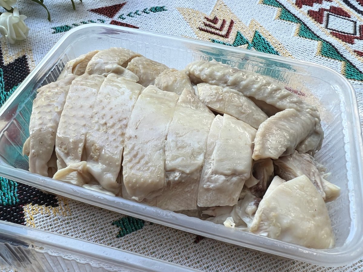 BlogFangrio's tweet photo. อวยยศร้านข้าวมันไก่สิงคโปร์ลับ ๆ ไก่ฉ่ำ เนื้อเด้งทุกคำ เด็ดที่สุดคือน้ำจิ้ม 3 ชนิด! 
��ั่งผ่าน Robinhood ตรงปกราคาไม่แพง ไก่ต้มสับ ไซส้ M ครึ่งตัว 200 ให้เยอะ ชิ้นใหญ่ ไม่หวง
มีข้าวยำไก่แซ่บด้วย แต่ที่ยกนิ้วคือข้าวมันไก่สิงคโปร์
📌หน้าร้านอยู่ The camping ground สะพานควาย https://t.co/NK5tVjSgbu