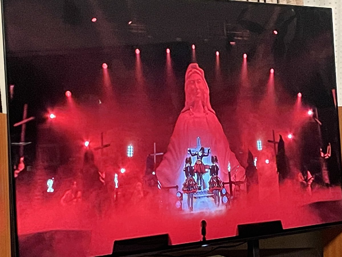 su_yui_moa's tweet photo. たいへんだ💦
すぅさんがぁ〜😭

 #BABYMETAL  #SUMETAL 
 #YUIMETAL  #MOAMETAL 
 #BABYMETALDEATH 
 #Legend1997 

デロ鑑賞中（笑）

また明日から頑張らなくちゃ😅 https://t.co/f7P26AC3Mj