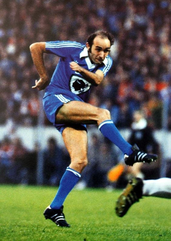 footmultiple's tweet photo. ⬇ Claude Papi , le footballeur corse du siècle ⬇

▶️ Thread sur la légende disparue du football français. https://t.co/6ZU4Lujz9w