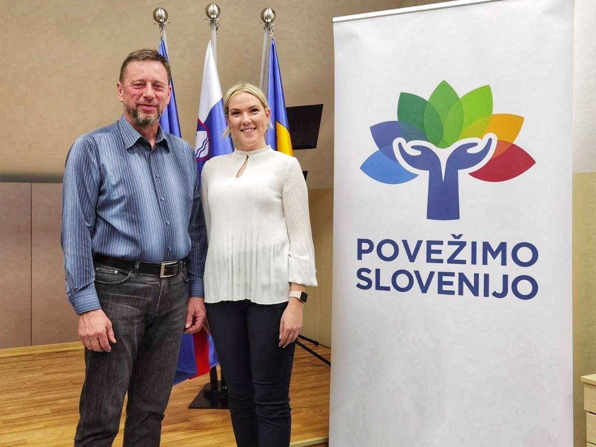 "Svojo mladost, svežo energijo in ideje bom usmerila v izboljšanje področij, ki se tičejo položaja mladih v 🇸🇮. Ustvariti je treba pogoje, ki bodo mladim omogočili čim hitrejšo osamosvojitev, pa tudi osebnostni in poklicni razvoj," pravi <a href="/kaja_galic/">Kaja Galič</a>. #PovežimoSlovenijo🤝🇸🇮