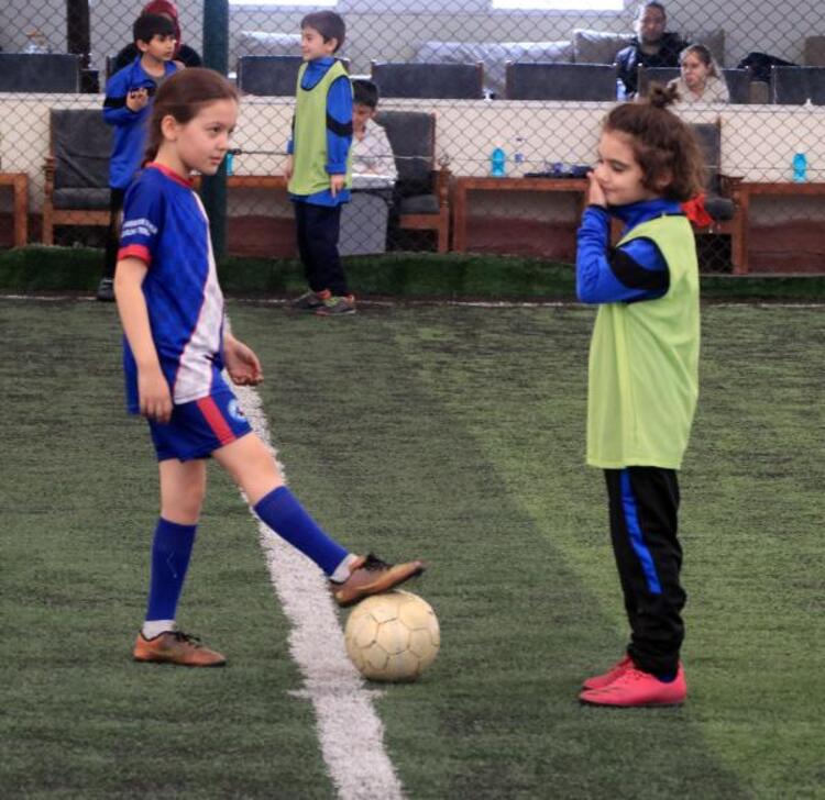 ajansspor's tweet photo. Burdur'da kız futbol takımı olmadığı için erkeklerle antrenman yapan ilkokul öğrencisi 9 yaşındaki Özge Gürol, erkekler pas vermeyince Belediye Başkanı Ali Orkun Ercengiz'e mektup yazıp yardım istedi, antrenmana davet etti. https://t.co/4mJZw9bgAr