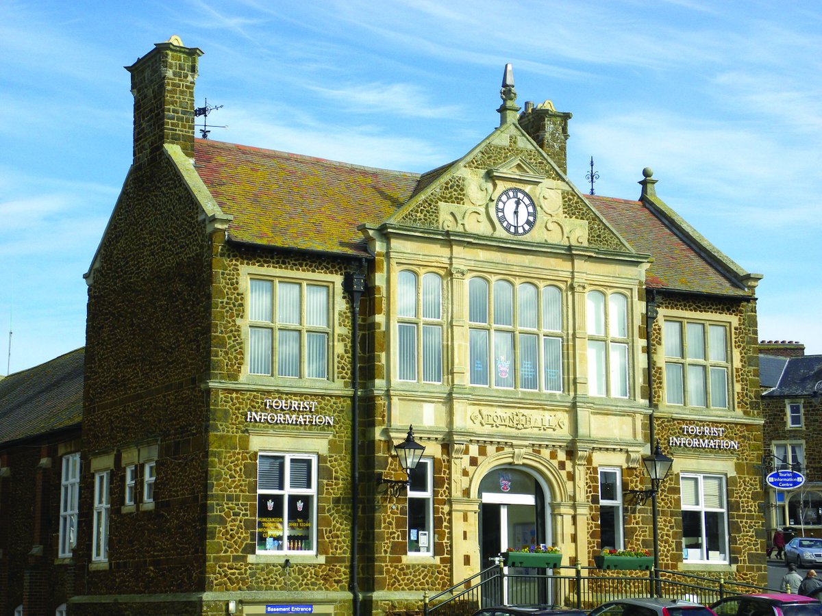 onefrontier's tweet image. Carrstone, or 'Gingerbread' at Hunstanton Town Hall — with all credit to linguist @CamJSelf and #architect #GeorgeSkipper