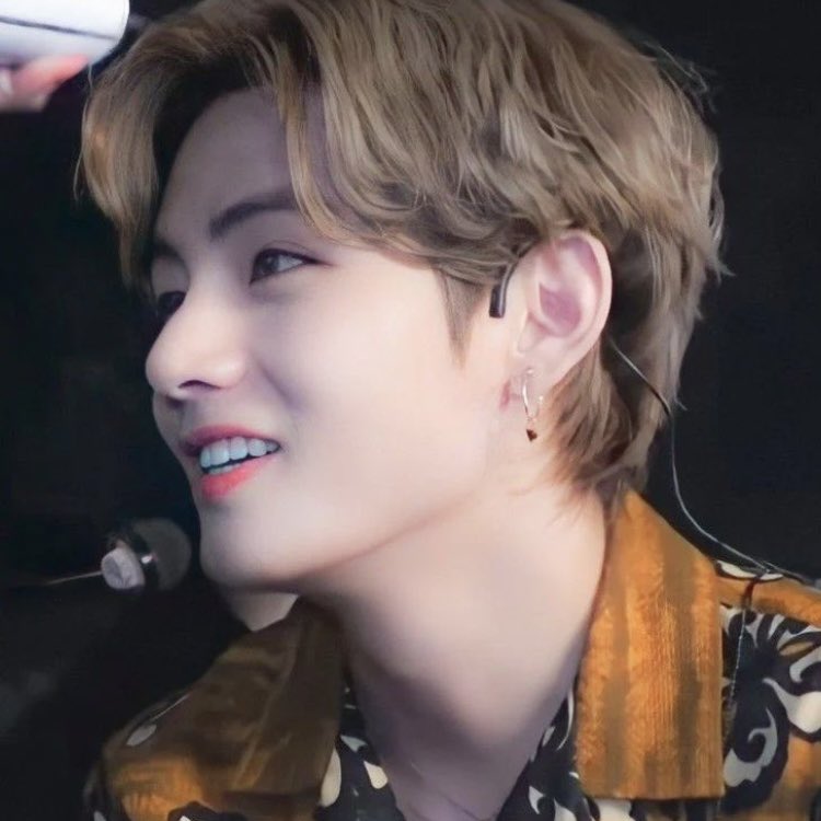 miya_tae1230's tweet photo. @BTSV_JPN @BTS_twt 🐯テテタイム🐻

明日はグラミー賞！嬉しいお知らせがあるといいですね☺️ テテのパフォーマンスも楽しみです。テテファイティン❣️

100 REASONS FOR V 
I’m listening to #V_ChristmasTree my favorite OST #ChristmasTree by #V @BTS_twt https://t.co/wi356JcXkb