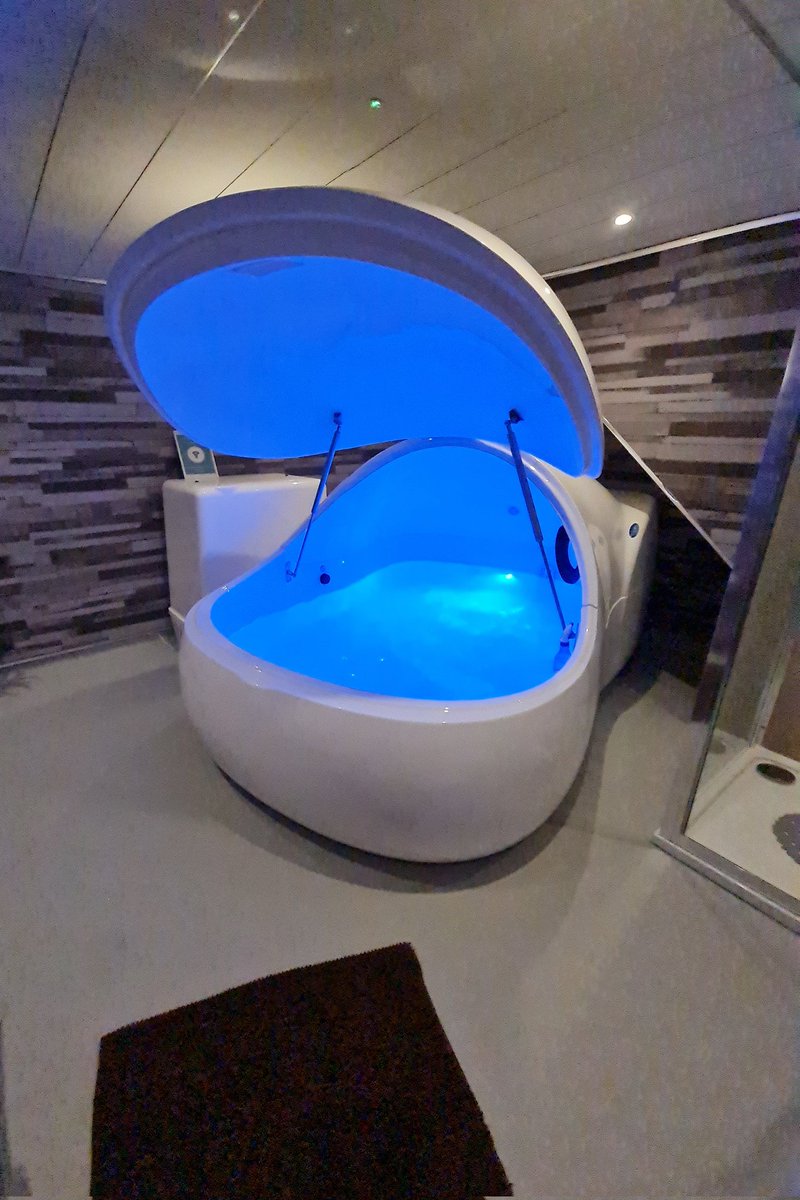 CatLovesBeauty's tweet photo. After a week of anything and everything unforseen happening and working, my stress levels and sleep weren't great. Well today, I made it up to myself with an hour in the floatation tank. The absolute best. Thanks you Soul Spa #floatation #relaxation #SoulSpa #MeTime https://t.co/fdyghWibfM
