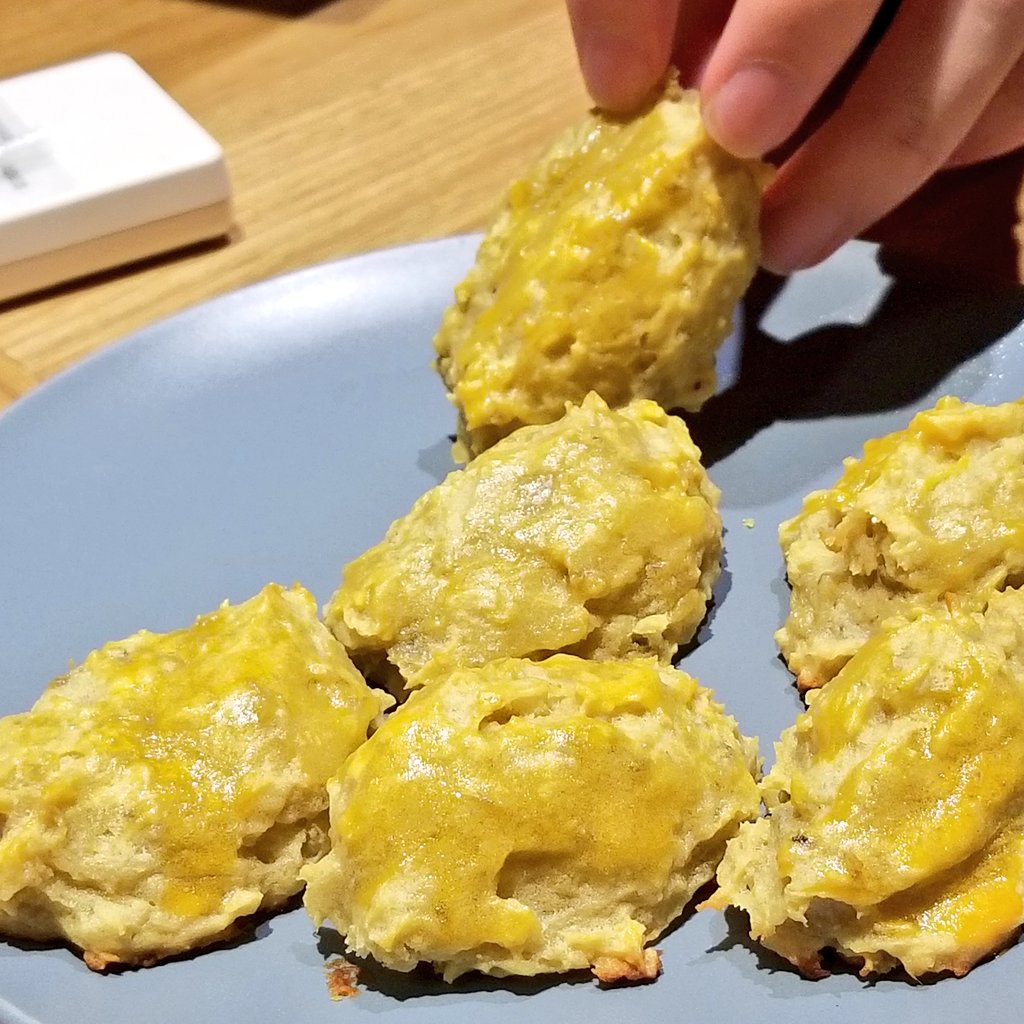 m_okaneya's tweet photo. ハウスメイトとの会話。
👱‍♀「コレナニ？」
👩「スイートポテトだよ」
👱‍♀「スイートポテト(さつまいも)からできているんだね。で、料理名は？」
👩「えっと、スイートポテト…」

ニホンゴムズカシイ。
なお、スイートポテト(お菓子)は日本生まれ。 
#borderlesshouse https://t.co/fYr6KJbEwS