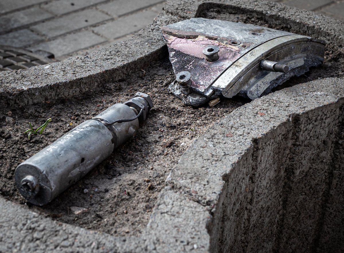 davidmelero__'s tweet photo. 🔴 Militars ucraïnesos ens ensenyen restes dels míssils que han impactat contra les cases dels seus veïns a #Boyarka, una població ucraïnesa als afores de #Kyiv. Van morir desenes de civils en aquests bombardejos. 29/03/2022 - Boyarka, província de #Kiev. @lalertacanal #Ukraine https://t.co/EzitKazhDU