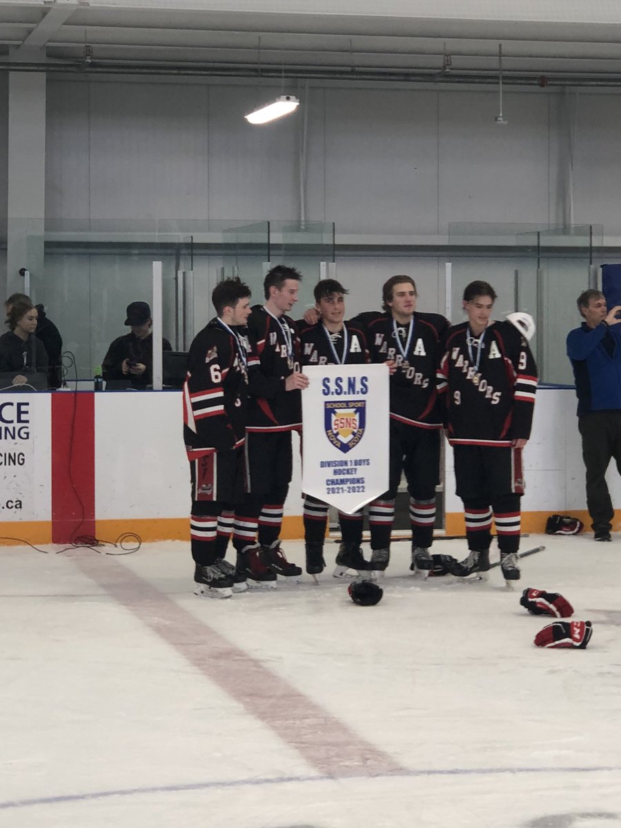 SSNS_Prov2022's tweet photo. Your 2021-2022 D1 boys high school provincial champs. Well done boys! https://t.co/maEV9eeaLW