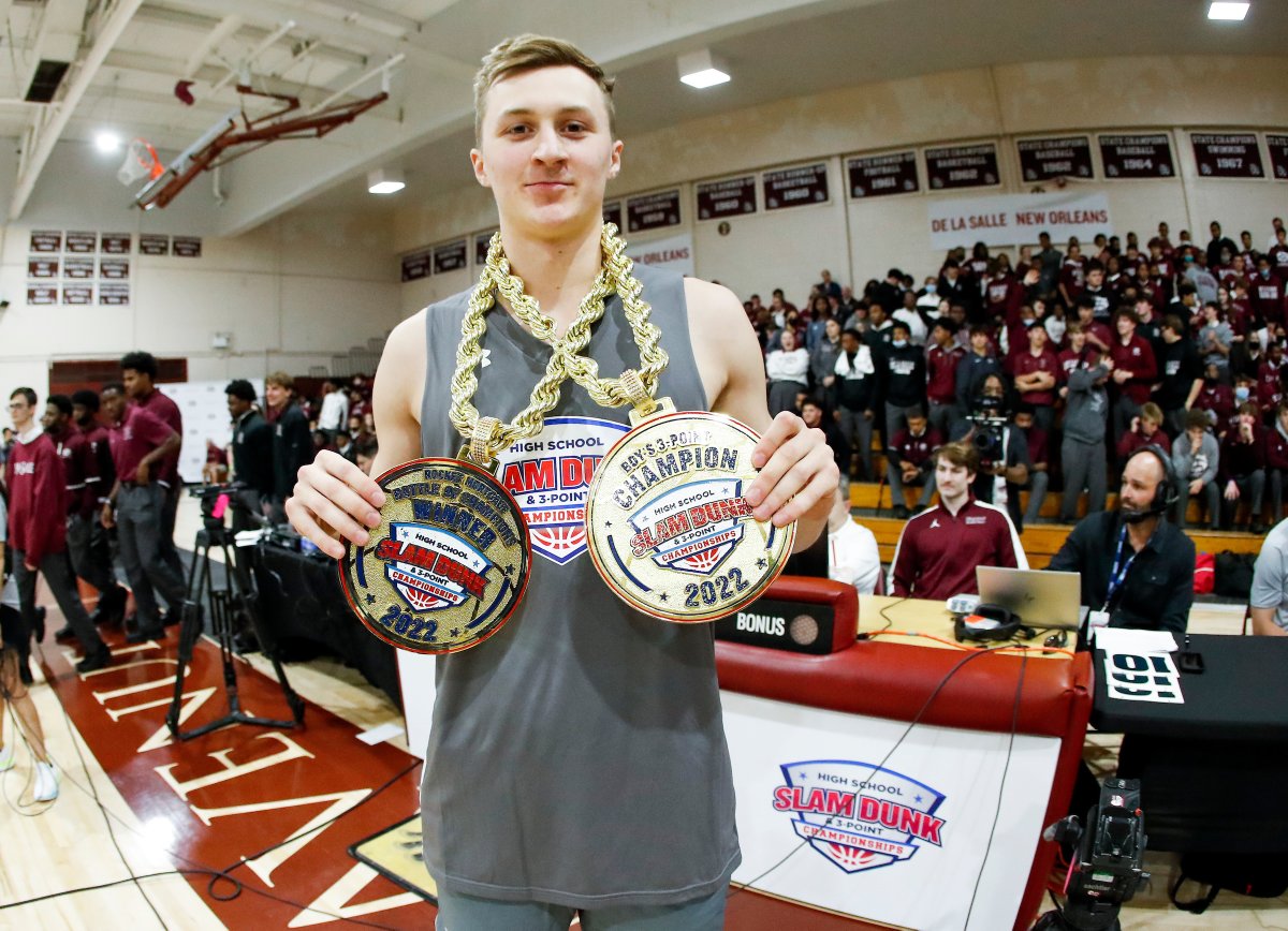 HighSchoolSlam's tweet photo. CHAINS ON CHAINS ✌️ 

Congrats AGAIN @FletcherLoyer, your Rocket Mortgage Battle of the Champions winner! https://t.co/Lq0h5P0Unh