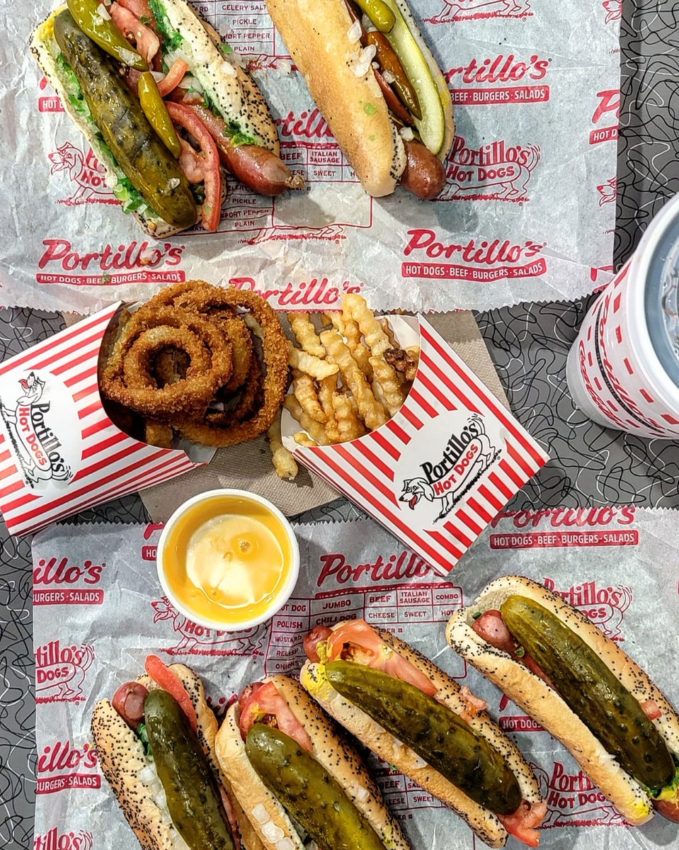 VisitOrlando's tweet photo. Hot diggity dawg! 

🌭 : @portilloshotdog #Orlando
IG 📷 : eatingwiththerizman https://t.co/B9SBZ9xp66