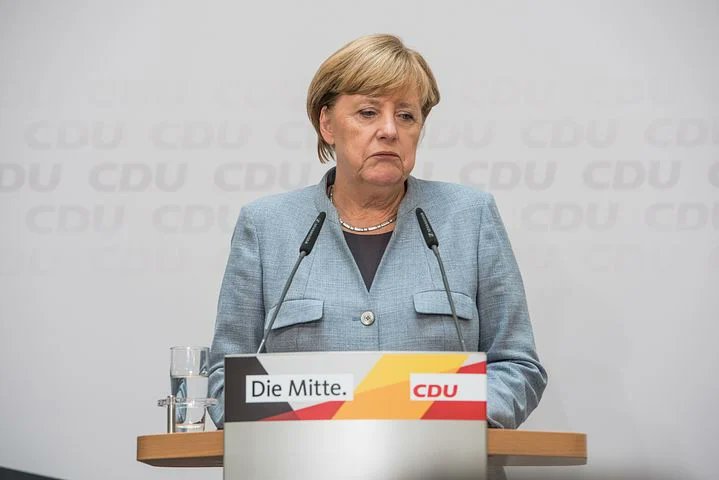 Warum hören unsere Bürger nichts von Frau Merkel zum russischen Angriffskrieg gegen die Ukraine? Die heutigen Fotos und Berichte zu russischen Gräueltaten müssten auch eine politische Rentnerin vom Sofa hauen!Merkels damalige, polit.Arbeit m.d. russ.Regierung könnte heute helfen.